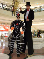 Komischer Kellner beim Feuerschlucken